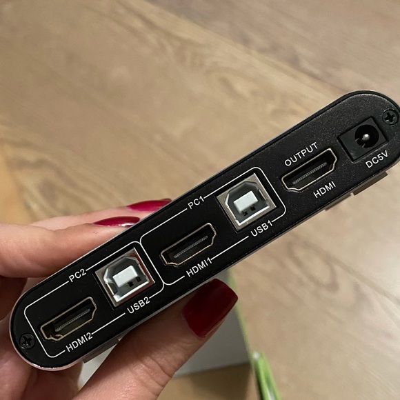 2x KVM Switches - Connect 2 computers to the same monitor, mouse and keyboard - Picture 7 of 11